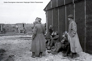 Duitse krijgsgevangenen observeren een vliegtuig, omgeving van he
