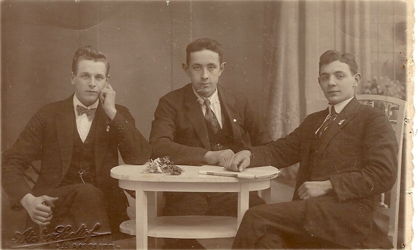 mijn vader met vrienden. 26-12-1924.