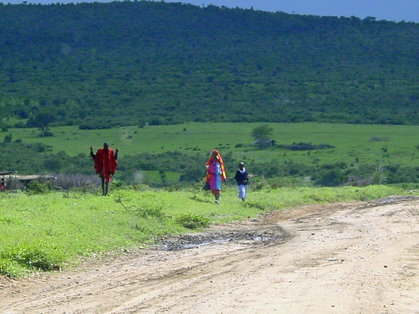 Masai gezinnetje op wandel