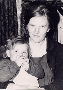 1965 (?) Antje Jorna- Vlieger met dochter