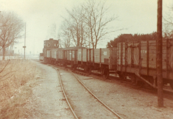 Brielle; Rangeermanipulaties met een lange kolentram bij het tram