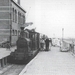 Hellevoetsluis 1958 07 30 Loc 50 met tram bij het stationsgebouw 