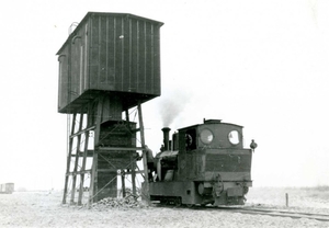 RTM Loc 47 neemt water in Numansdorp Haven 08-01-1955. Het reserv