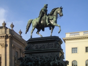 1b  Unter den Linden _standbeeld van Frederik de Grote