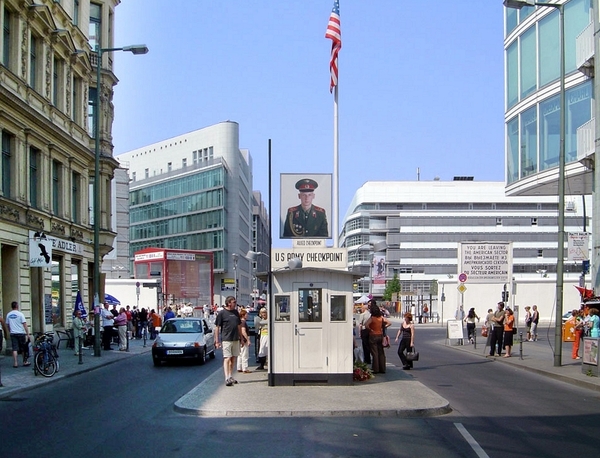 1e Checkpoint Charlie _controlepost richting Oosten_vanaf Amerika