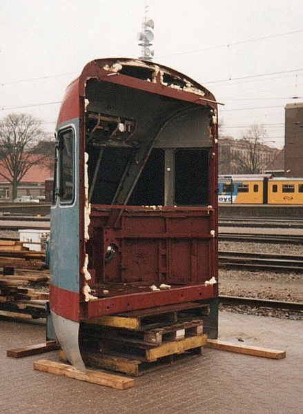De kop van de DE1 21 grounded bij de werkplaats Zwolle
