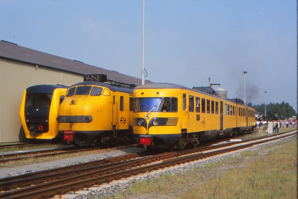 Drie oude NS treinen op een rij. 3451, 192 en de 186 tijdens een 