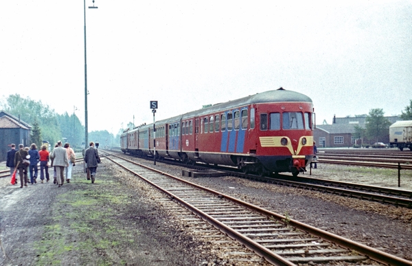 NS DE5 184 op weg naar Arnhem Centraal, Winterswijk 19-5-1973.