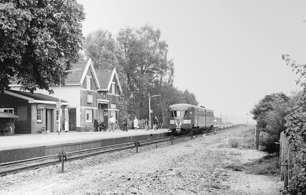 Station Bergentheim, 16 mei 1975. D.E.1 treinstel 32 is net aange