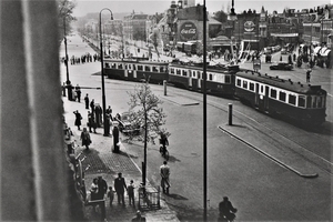 Het Houtplein in Haarlem in 1957. Een tram rijdt richting Amsterd