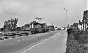 Rijnsburgerweg rijdt de A 409 + B 521 richting Rijnsburg dat in d