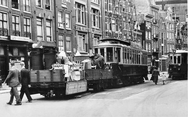 Spuistraat, Amsterdam, 30-05-1940. Waar je een tram al niet voor 