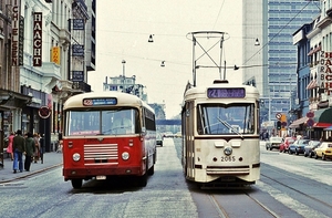 Antwerpen Een bus van de NMVB en een MIVA tram door de Gemeentest
