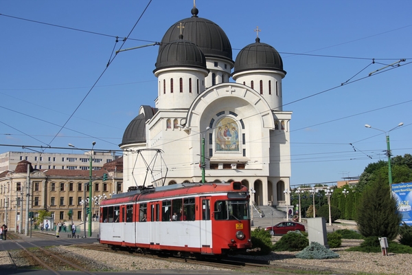 Kerk en tram in het Roemeense Arad. Piata Podgoria, 15-05-2017