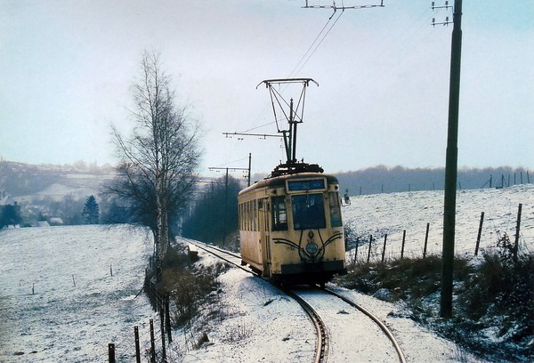 Motor sm 9153 op lijn 92 (charleroi eden-thuin) in de klim naar l