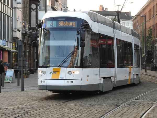 Trams Door De Scheldestad, Vroeger en Nu in Antwerpen.-3