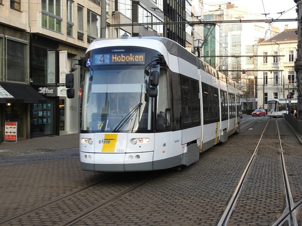 Trams Door De Scheldestad, Vroeger en Nu in Antwerpen.-6