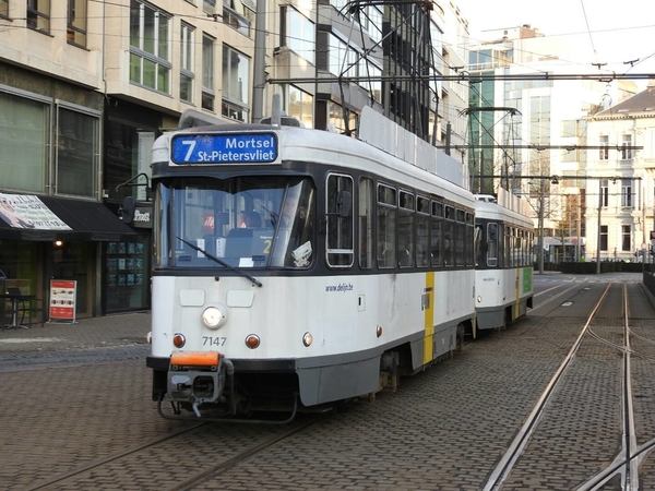 Trams Door De Scheldestad, Vroeger en Nu in Antwerpen.-10