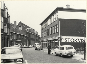 Muzenstraat 6 t-m 24 met rechts het pand van R.S. Stokvis en Zn.