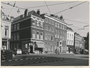 Nieuwe Haven nrs 2 tm 10, links de Wijnhaven. 10-1962.