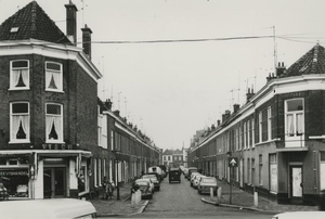 Roggeveenstraat vanaf Prins Hendrikstraat.1978