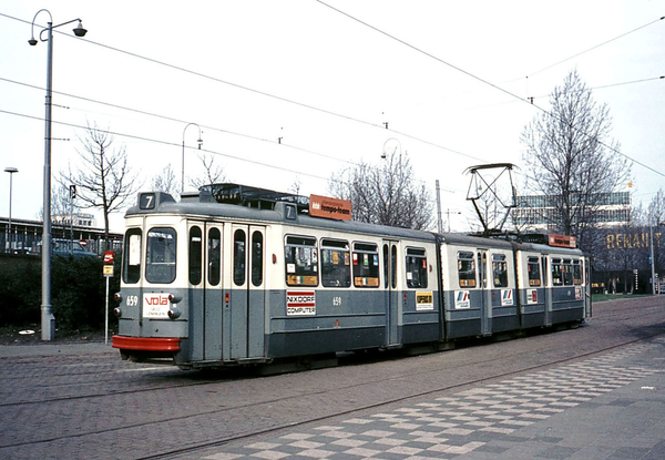 659 De tram uit 1964 zou nog in 1977 geel worden en werd in 2003 