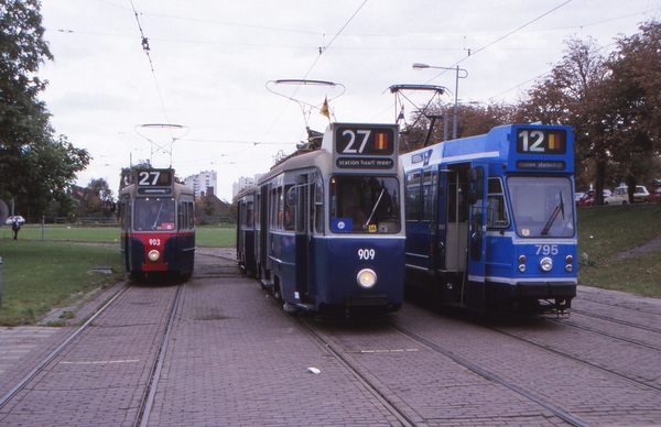 Amstelstation met de museum - drieassers 903 en 909 en GVB wagen 