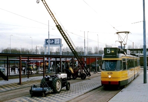 GVB 635 maakt een proefrondje op het nieuwe tram-busstation bij h
