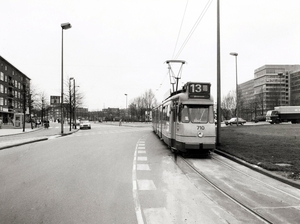 Lijn 13 met wagennummer 710 aan het Bos en Lommerplein. 1979