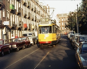 Lijn 16 met wagennummer 718 in de Vaartstraat.