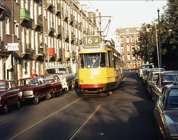 Lijn 16 met wagennummer 718 in de Vaartstraat.