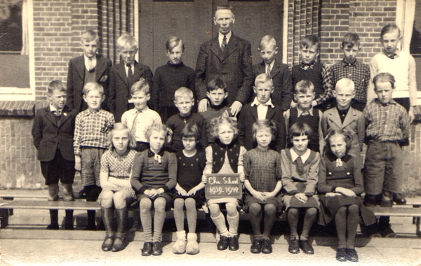 1943 Schoolfoto met meester Ten Kate
