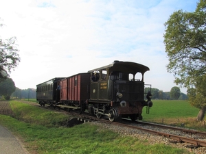MBS locomotief 2 Cockeril met een korte trein, 21 oktober 2018.