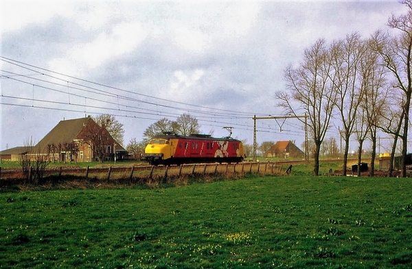 Op 31 maart 1990 komt mP 3008 langs Barrâhus zuid van Leeuwarden