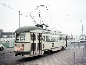 PCC 1001 van tramlijn 8 staat op het Kurhausplein de vertrektijd 