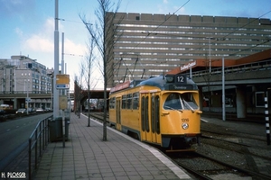 PCC 1316 op de tussenhalte van lijn 12 aan de Rijnstraat. Na de b