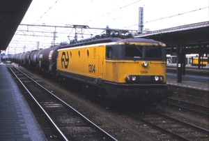 1304 met ketels en rijdend door Utrecht Centraal Station. 17-06-1
