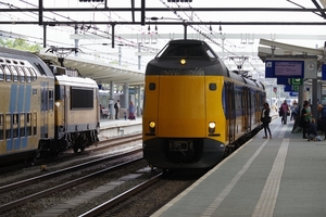 4096 onder de stationskap klaarstaand als trein 1840 naar Den Haa