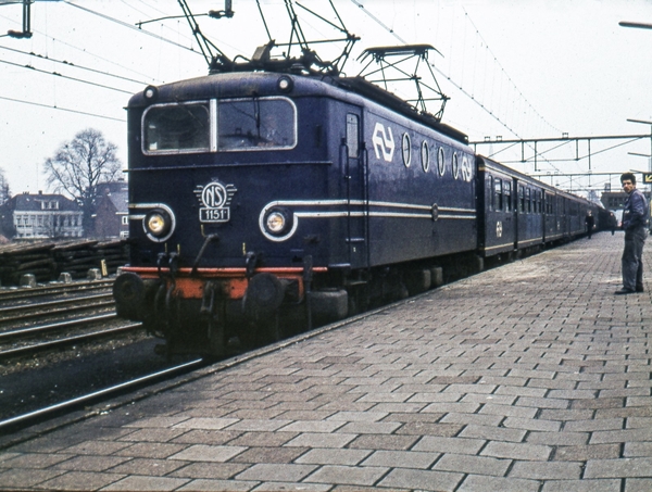 NS 1151 en Plan E rijtuigen Enschede 1973.