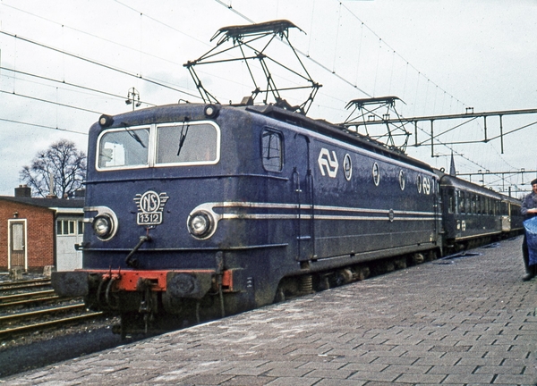 NS 1312 en plan D rijtuigen Enschede 1973.
