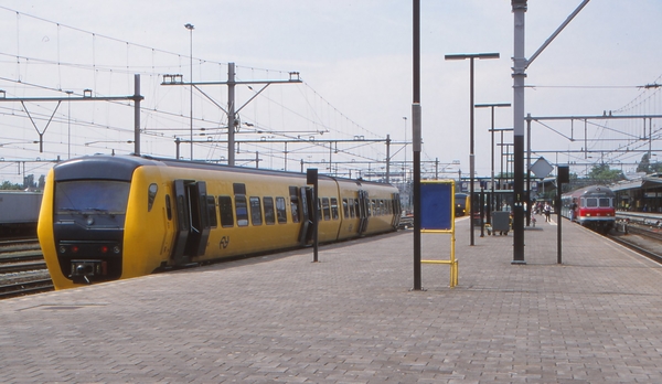 NSR 3408 en rechts een ook verdwenen Duits treintype (de oude Sil