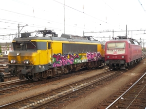 Railion 1612 naast DB 120.155 in Venlo op 15-7-2010.