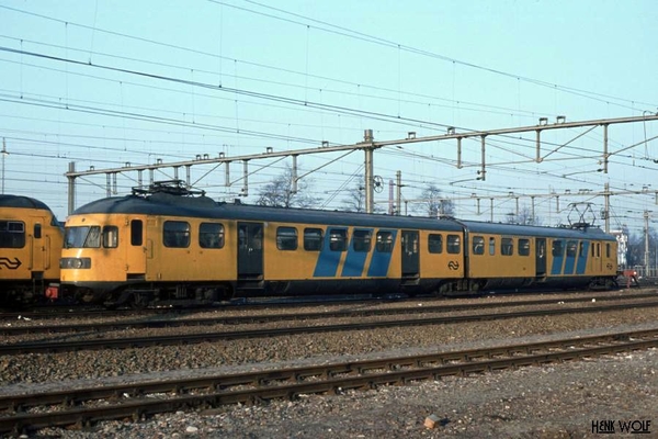 Treinstel 295 bij station Amersfoort. 10-01-1982