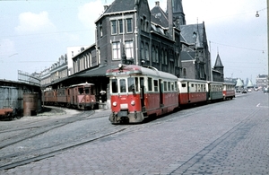 23-juli-1959 Rosestraat van Rotterdam.Links, onder de kap, de M67
