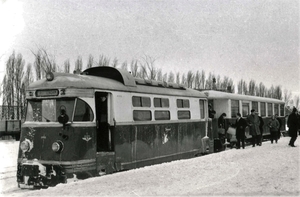 31 december 1962. Op station Spijkenisse staat de M 1806, Bergeen