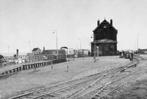 Hellevoetsluis 1965 De M1806 Bergeend met tram