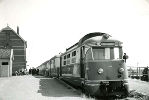 MD 1805 + ABD 1521 + 2 A-rijtuigen + B 1520 op station Hoogvliet 