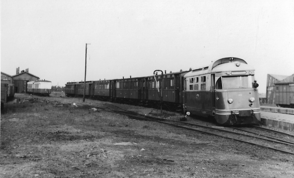 Oostvoorne, 18 mei 1959. M 1805 met tram uit Rotterdam
