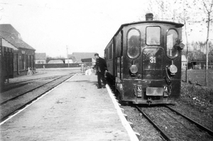 RTM 31 met tram Station Strijen 26-10-1940.