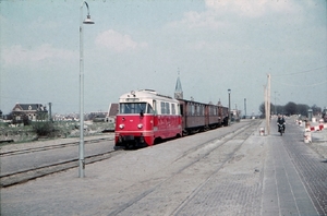 RTM De Solex, met drie, bij de halte Hoogvliet in 1962.